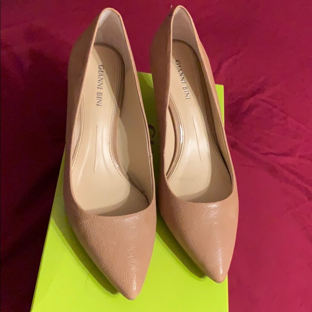 Tan heels like new